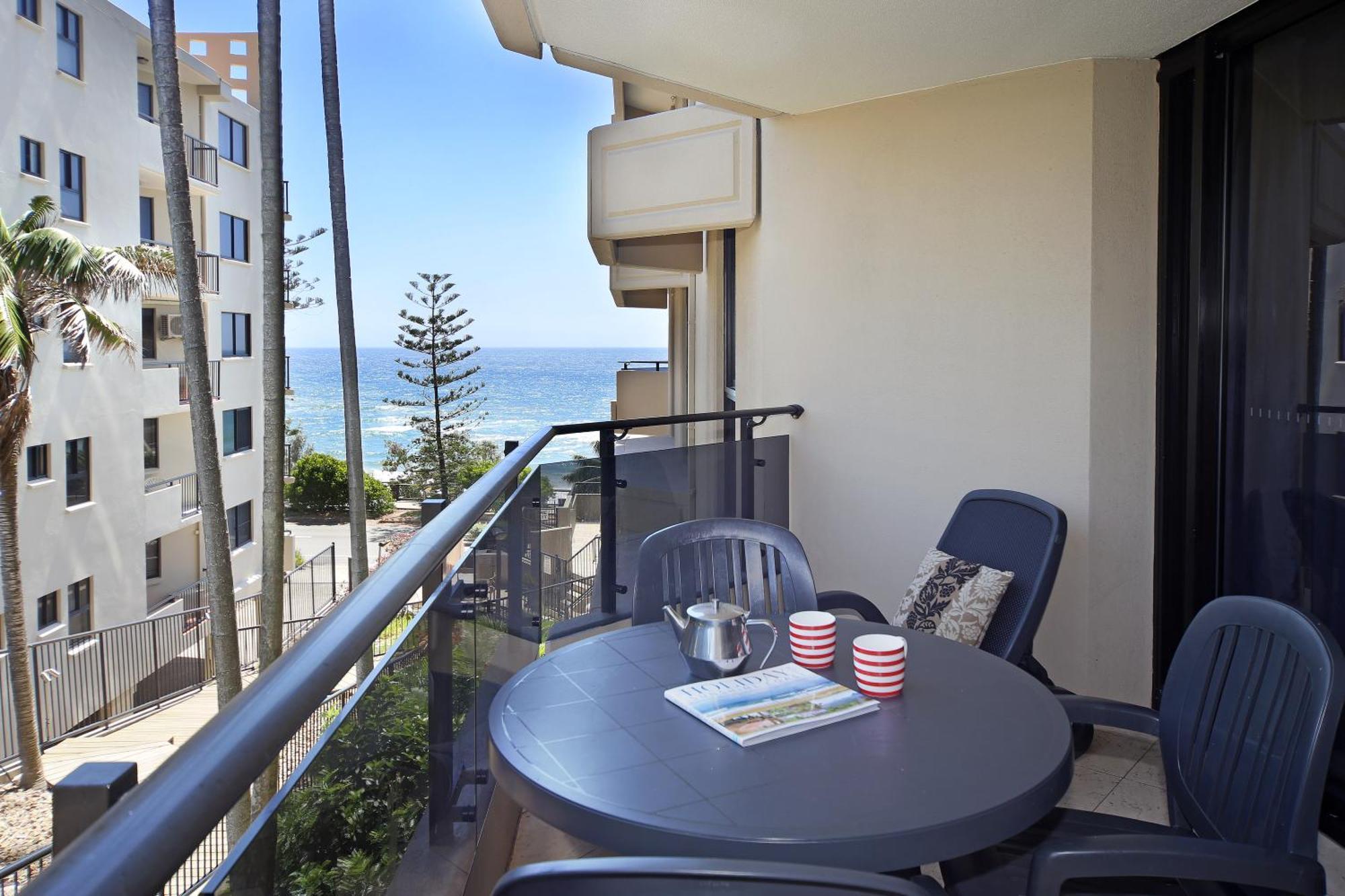 Clubb Coolum Beach Resort Sunshine Coast Bagian luar foto