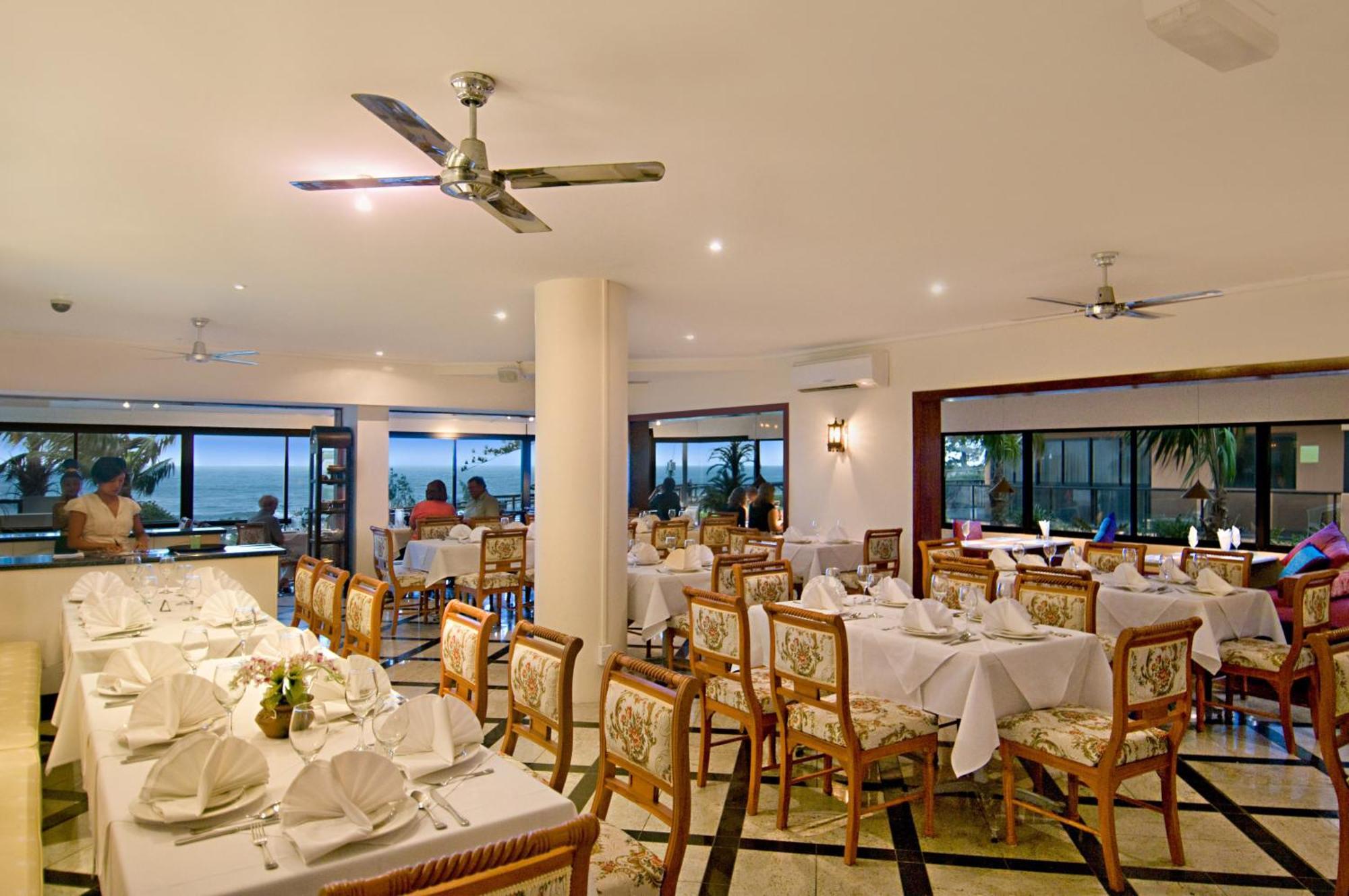 Clubb Coolum Beach Resort Sunshine Coast Bagian luar foto
