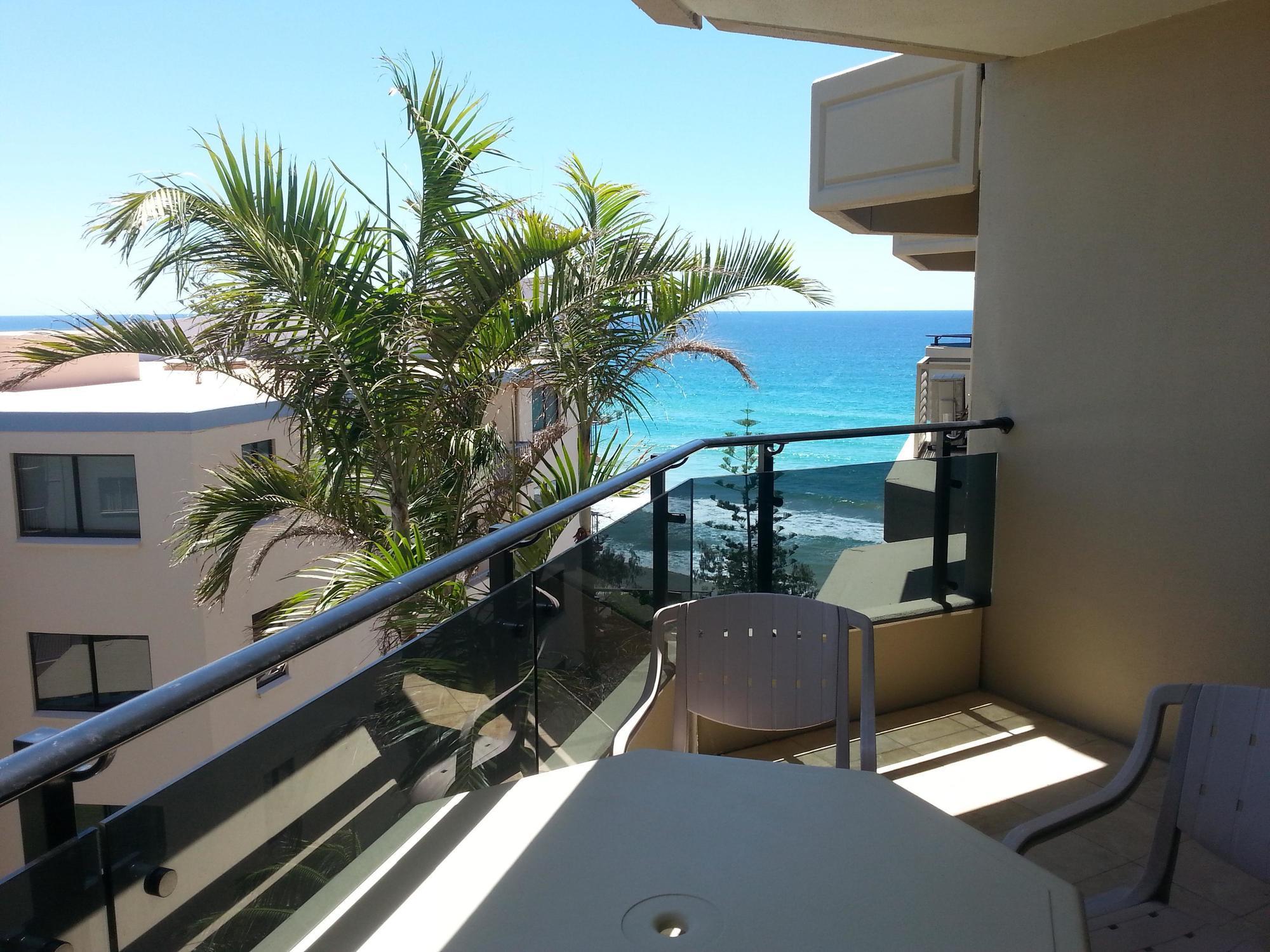 Clubb Coolum Beach Resort Sunshine Coast Bagian luar foto
