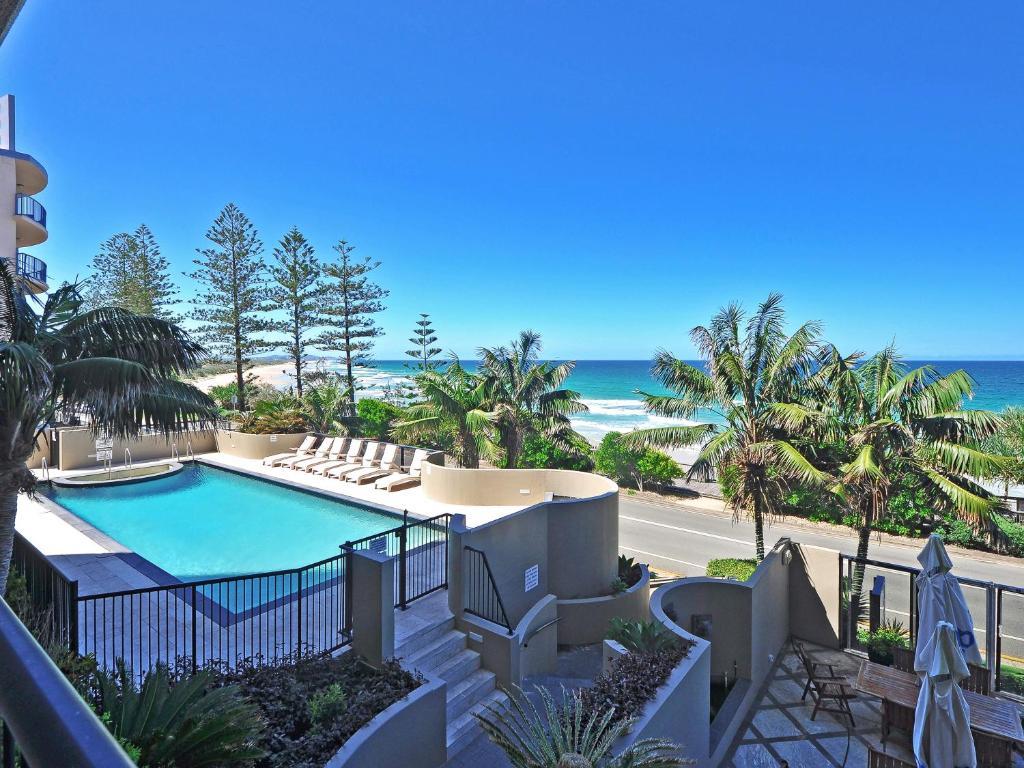Clubb Coolum Beach Resort Sunshine Coast Bagian luar foto
